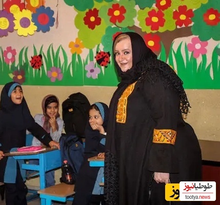اجرای ترانه «همشاگردی سلام» توسط نعیمه نظامدوست، گیتی قاسمی، رویا میرعلمی و سایر بازیگران ایرانی