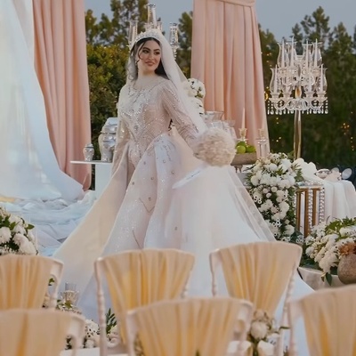 فیلم/نگاهی به چیدمان جشن عروسی پرطمطراق مریم مومن و سهیل قاصدی/ کارت ولکام یا کارت خوش آمدگویی موتور سیکلت پیشکشی از طرف مهمانان، دیزاین شمع و گل و طراحی بی نظیر پیست رقص عروس و داماد و...