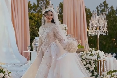 فیلم/نگاهی به چیدمان جشن عروسی پرطمطراق مریم مومن و سهیل قاصدی/ کارت ولکام یا کارت خوش آمدگویی موتور سیکلت پیشکشی از طرف مهمانان، دیزاین شمع و گل و طراحی بی نظیر پیست رقص عروس و داماد و...