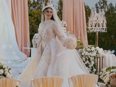 فیلم/نگاهی به چیدمان جشن عروسی پرطمطراق مریم مومن و سهیل قاصدی/ کارت ولکام یا کارت خوش آمدگویی موتور سیکلت پیشکشی از طرف مهمانان، دیزاین شمع و گل و طراحی بی نظیر پیست رقص عروس و داماد و...