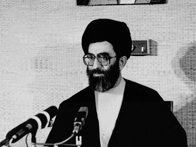 (عکس) تصاویر دیده نشده و جالب از تبلیغات انتخاباتی آیت الله خامنه‌ای 43 سال پیش / حمایت از محرومان سرلوحه کار سید علی خامنه ای