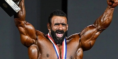 صحبت های رک هادی چوپان دل هر انسانی رو خون میکنه : 1200 تومن حقوق می گرفتم...من هنوز دوچرخه هم ندارم...رفتم شاگرد داداشم شدم! اجاره نشین بودم! کتابامو با کش میبستم!+فیلم