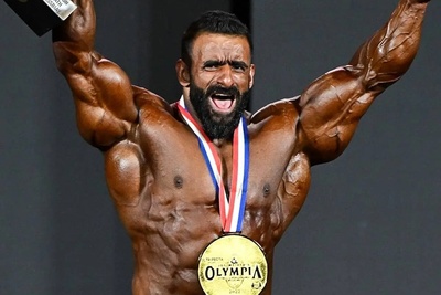 صحبت های رک هادی چوپان دل هر انسانی رو خون میکنه : 1200 تومن حقوق می گرفتم...من هنوز دوچرخه هم ندارم...رفتم شاگرد داداشم شدم! اجاره نشین بودم! کتابامو با کش میبستم!+فیلم