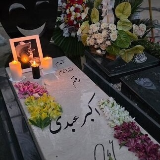 ماجرای نصب سنگ مزار اکبر عبدی؛ «غول برره» وارد عمل شد و سنگ‌کارها را این‌طور هدایت کرد!