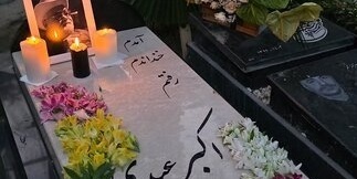 ماجرای نصب سنگ مزار اکبر عبدی؛ «غول برره» وارد عمل شد و سنگ‌کارها را این‌طور هدایت کرد!