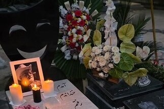 ماجرای نصب سنگ مزار اکبر عبدی؛ «غول برره» وارد عمل شد و سنگ‌کارها را این‌طور هدایت کرد!