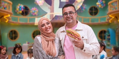 مگه من آشپزیم خوب نیست؟! دعوای عجیب مونا کرمی و سپند امیرسلیمانی سر ساندویچ کالباس؛ طفره‌رفتن عجیب آقای بازیگر!