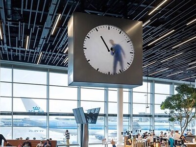 (ویدئو) ساعت 3 متری مرموز و جنجالی در فرودگاه اسخیپول آمستردام / تماشای طراحی هنرمندانه این ساعت آدم رو در بهت فرو میبرد