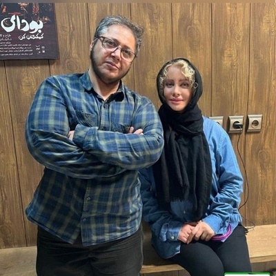 (ویدئو) نگاهی به چیدمان بی عیب و نقص و پر و پیمون کتابخانه منزل مجردی مازیار لرستانی؛ بعضی کتابا واقعا قیمتی و کمیابن! / سماور چی میگه اون وسط؟!😂