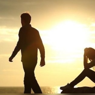 خلاصِ خلاص!؛ فرمول طلایی دکتر عزیزی برای کسانی که در تله‌ی خاطرات گیر کرده‌اند + فیلم