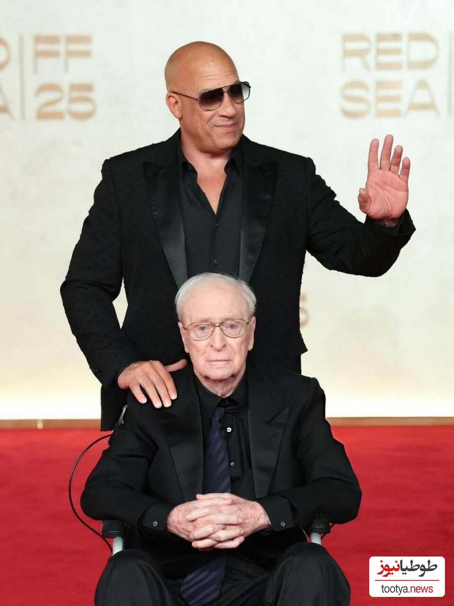 مایکل کین روی ویلچر