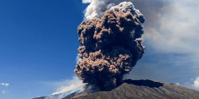 اولین لحظه شروع فوران آتشفشان از نمای نزدیک !؛ کنجکاوی که اخرش دردسر ساز شد+ویدئو