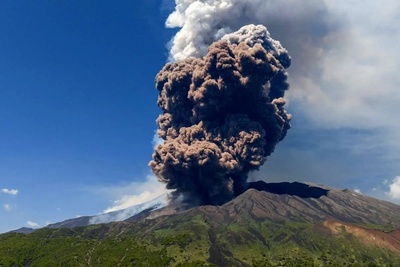 اولین لحظه شروع فوران آتشفشان از نمای نزدیک !؛ کنجکاوی که اخرش دردسر ساز شد+ویدئو