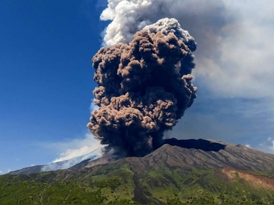 اولین لحظه شروع فوران آتشفشان از نمای نزدیک !؛ کنجکاوی که اخرش دردسر ساز شد+ویدئو