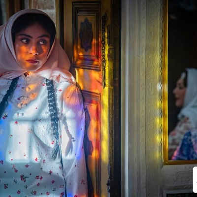 جادوی پارچه‌ها؛ چگونه لباس‌های «محبوبه» تحول روحی او را بدون کلام روایت می‌کنند؟از ابریشم فیروزه‌ای تا پارچه‌های تیره؛ رازهای پنهان در طراحی لباس سریال
