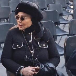 استایل‌شناسی امروز: نگاهی به استایل دراماتیک و مونوکروم بهاره رهنما که چشمگیر و پرطرفدار شد؛ ترکیب دامن چرم براق؛ کت مشکی نواردوزی شده و کلاهی که محشر بود!+ویدیو