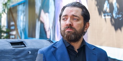 نگاهی به مراسم خاکسپاری پدر بهرام رادان؛ از حمل تابوت  پدر توسط آقای بازیگر تا بی‌قراری مادرش در لحظات خاکسپاری +ویدیو