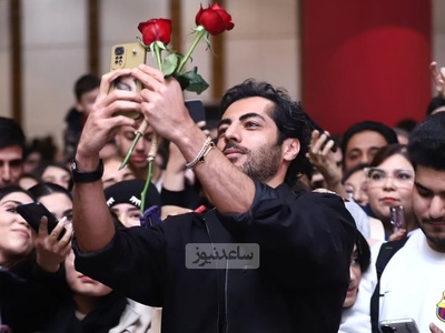 اکران عمومی بامداد خمار دیشب با استقبال گسترده مردم این چنین برگزار شد؛ از جیغ و داد مردم با دیدن رحیم نجار و درخواست سلفی با این بازیگر تا تشکر و قدردانی نوید پورفرج از حضور مردم+ فیلم