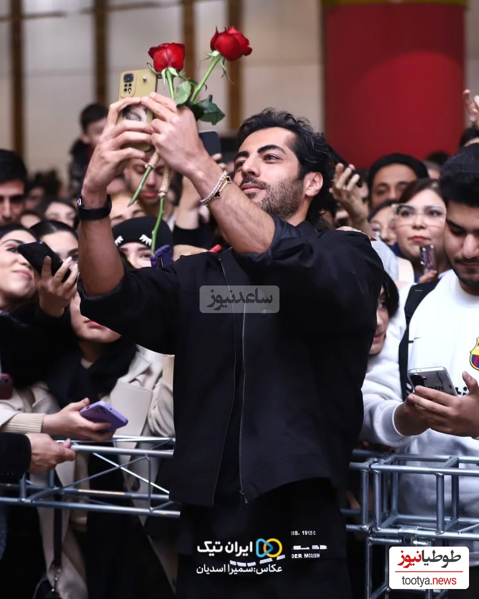 اکران عمومی بامداد خمار دیشب با استقبال گسترده مردم این چنین برگزار شد؛ از جیغ و داد مردم با دیدن رحیم نجار و درخواست سلفی با این بازیگر تا تشکر و قدردانی نوید پورفرج از حضور مردم+ فیلم