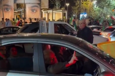پای مسعود فراستی به تجمعات شبانه باز شد/ حضور منتقد سینما مقابل یادواره دختران میناب در میدان تجریش+فیلم