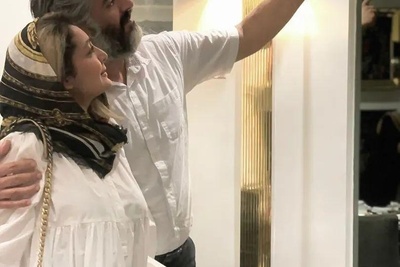 رونمایی از گوشه به گوشه خونه زندگی شاهانه ساره بیات/ مبلمان چرمی، عتیقه جات، تابلو، آینه کاری روی دیوار و...