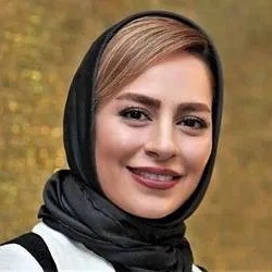 تصویری نوستالژی و بامزه از سمانه پاکدل با مقنعه کج و لبخندی شیرین از دوران مدرسه