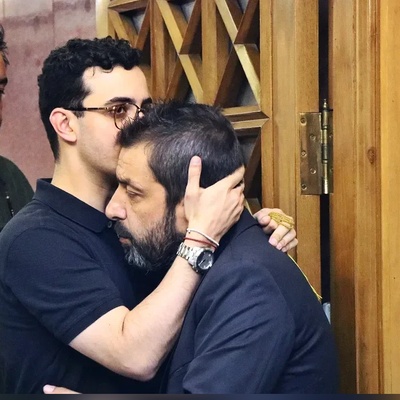 نگاهی به حضور سلبریتی‌ها در مراسم ختم پدرعباس جمشیدی‌فر، بازیگر سریال اسباب زحمت؛ هوتن شکیبا، بهنام تشکر، علی شادمان و... +فیلم