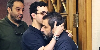 نگاهی به حضور سلبریتی‌ها در مراسم ختم پدرعباس جمشیدی‌فر، بازیگر سریال اسباب زحمت؛ هوتن شکیبا، بهنام تشکر، علی شادمان و... +فیلم