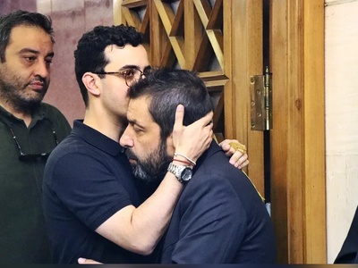 نگاهی به حضور سلبریتی‌ها در مراسم ختم پدرعباس جمشیدی‌فر، بازیگر سریال اسباب زحمت؛ هوتن شکیبا، بهنام تشکر، علی شادمان و... +فیلم