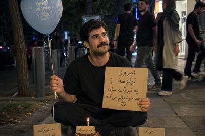 خلاقیت به سبکِ جوان تهرانی؛ تولدی که با یک مقوا همه را سر کار گذاشت!🤣