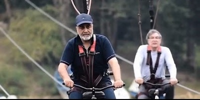 باور می‌کنید این رضا عطاران باشد؟ تفریح مرگبار و پرهیجان روی زیپ‌بایک بین زمین و هوا!