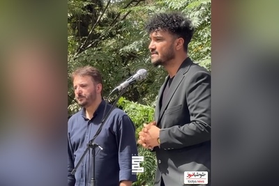 آواز غم انگیز علیرضا روزگار در روز تشییع جنازه امید جهان: پدر اسمت همیشه روی لبهاست، پدر مهرت همیشه توی دلهاست...