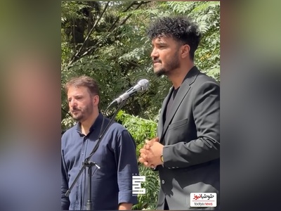 آواز غم انگیز علیرضا روزگار در روز تشییع جنازه امید جهان: پدر اسمت همیشه روی لبهاست، پدر مهرت همیشه توی دلهاست...