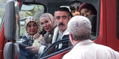 عباس جمشیدی‌فر در این سکانس از سریال اسباب زحمت، پته حسن معجونی رو ریخت روی آب؛ لو دادن ماجرای استخاره و پول!+فیلم/ چه ترکیبی بشه این 3 نفر کنار هم😂