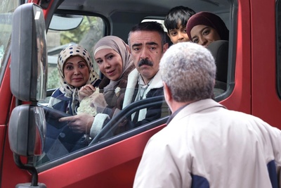 عباس جمشیدی‌فر در این سکانس از سریال اسباب زحمت، پته حسن معجونی رو ریخت روی آب؛ لو دادن ماجرای استخاره و پول!+فیلم/ چه ترکیبی بشه این 3 نفر کنار هم😂