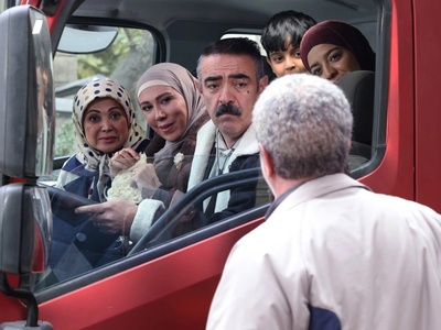 عباس جمشیدی‌فر در این سکانس از سریال اسباب زحمت، پته حسن معجونی رو ریخت روی آب؛ لو دادن ماجرای استخاره و پول!+فیلم/ چه ترکیبی بشه این 3 نفر کنار هم😂