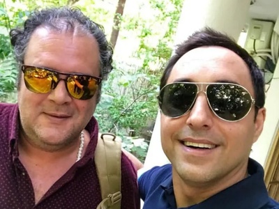 تغییر چهره باورنکردنی هومن برق نورد در کافه گردی با امیرحسین رستمی، همبازی‌اش در سریال "دودکش"