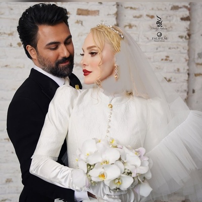 نگاهی به دکوراسیون تلفیقی منزل آرام جعفری عروس دهه پنجاهی سینمای ایران مزین به فرش پتینه، دکوراسیون سفید کوریدور، مبلمان راحتی، پاسیو دلباز، لوستر بلوری، نور های سه بعدی سقف و...
