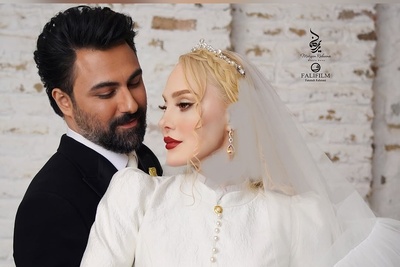 نگاهی به دکوراسیون تلفیقی منزل آرام جعفری عروس دهه پنجاهی سینمای ایران مزین به فرش پتینه، دکوراسیون سفید کوریدور، مبلمان راحتی، پاسیو دلباز، لوستر بلوری، نور های سه بعدی سقف و...
