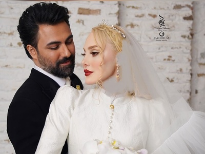 نگاهی به دکوراسیون تلفیقی منزل آرام جعفری عروس دهه پنجاهی سینمای ایران مزین به فرش پتینه، دکوراسیون سفید کوریدور، مبلمان راحتی، پاسیو دلباز، لوستر بلوری، نور های سه بعدی سقف و...