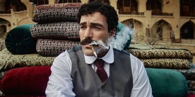 ببینید| یک گاف ریز اما عجیب در قسمت جدید«بامداد خمار»؛ اگر دقت کنید متوجه این تغییر می‌شوید!