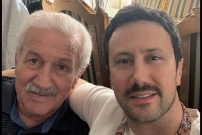 چیدمان خوشرنگ خانه‌ی پدری شاهرخ استخری با مبلمان قرمز گوجه‌ای/ سپیده خانم چه پدر و مادرشوهر باکلاس و مهربونی داره