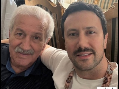 چیدمان خوشرنگ خانه‌ی پدری شاهرخ استخری با مبلمان قرمز گوجه‌ای/ سپیده خانم چه پدر و مادرشوهر باکلاس و مهربونی داره