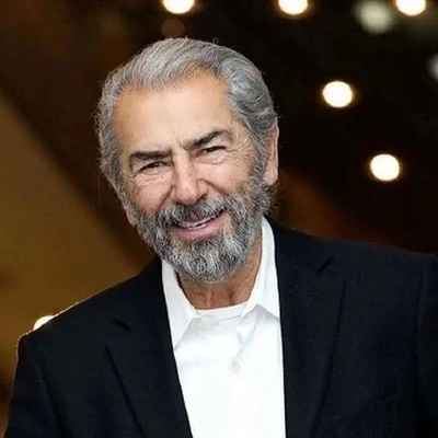 (ویدئو) تعجب مجری از حافظه و اطلاعات بالای فرامرز قریبیان در 82 سالگی!