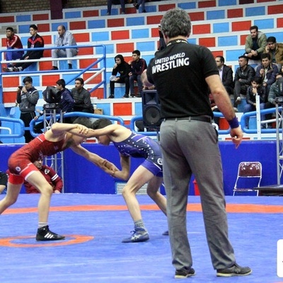 لحظه حمله مرگبار با قمه به داور بین‌المللی در سالن کشتی نهاوند / هشدار دیدن این ویدئو برای همه مناسب نمی باشد🚫