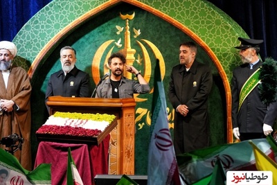 شکار لحظه ها؛ بوسه غیرمنتظره راغب بر شانه محمود کریمی در مراسم بزرگداشت امامزاده صالح میدان تجریش با حضور الهام چرخنده و پویانفر+عکس