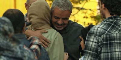 واقعی ترین سکانس سریال «اسباب زحمت وقتی سعید آقاخانی، بازیگر نقش گلناز را به آغوش می کشد! پدر و دختر ممیزی صدا و سیما را دور زدند