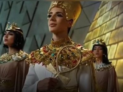 حضور هنرمندان و ورزشکاران زن و مرد در افتتاحیه موزه بزرگ مصر به شکل فراعنه و استایل نفرتیتی+فیلم و عکس