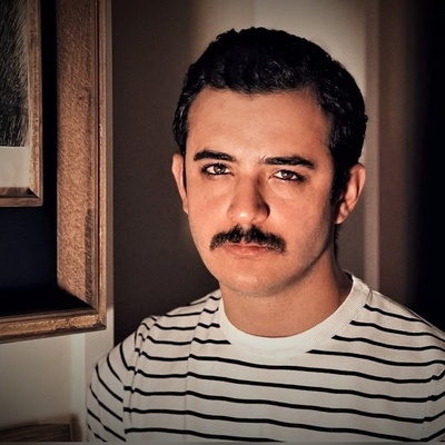 (ویدئو) قصه‌ی اعتراف ناگهانی علی شادمان در کلاس زبان؛ وقتی همه منتظر یک جمله معمولی بودند، او گفتنی‌ترین حرف دلش را گفت! / بزرگوار جنبه تعریف نداشت😅