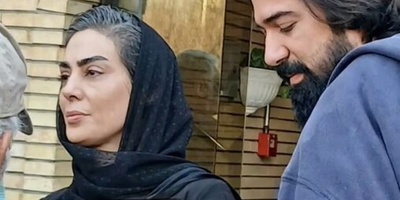 حال و هوای منزل نیلوفر شهیدی در مراسم ختم پدرش «اسفندیار شهیدی» با چیدمان طاق گل های اعیانی و بنر تسلیت+فیلم